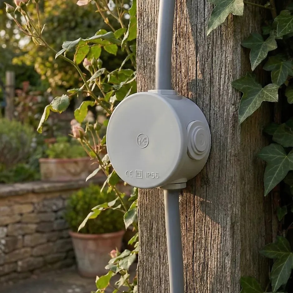 Boîte de dérivation extérieure avec 4 passe-câbles et système de verrouillage intégré 60 X 40 mm-Diall New