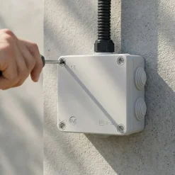 Boîte de dérivation extérieure avec 7 passe-câbles et système de verrouillage intégré 100x 100 x 55 mm^Diall