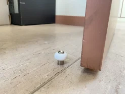 Butoir de sol MADE IN FRANCE en zamak nickelé & bague en élastomère blanche. Diamètre 30mm et hauteur 30mm.^Civic Industrie New