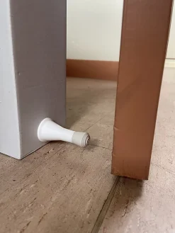 Butoir mural adhésif en plastique blanc & bouchon blanc. Diamètre de la base 38mm et longueur 72mm. MADE IN FRANCE^Civic Industrie Discount