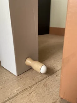 Butoir mural MADE IN FRANCE en hêtre & bouchon amortisseur en élastomère (caoutchouc) blanc. Diamètre 26mm et longueur 80mm.^Civic Industrie Clearance