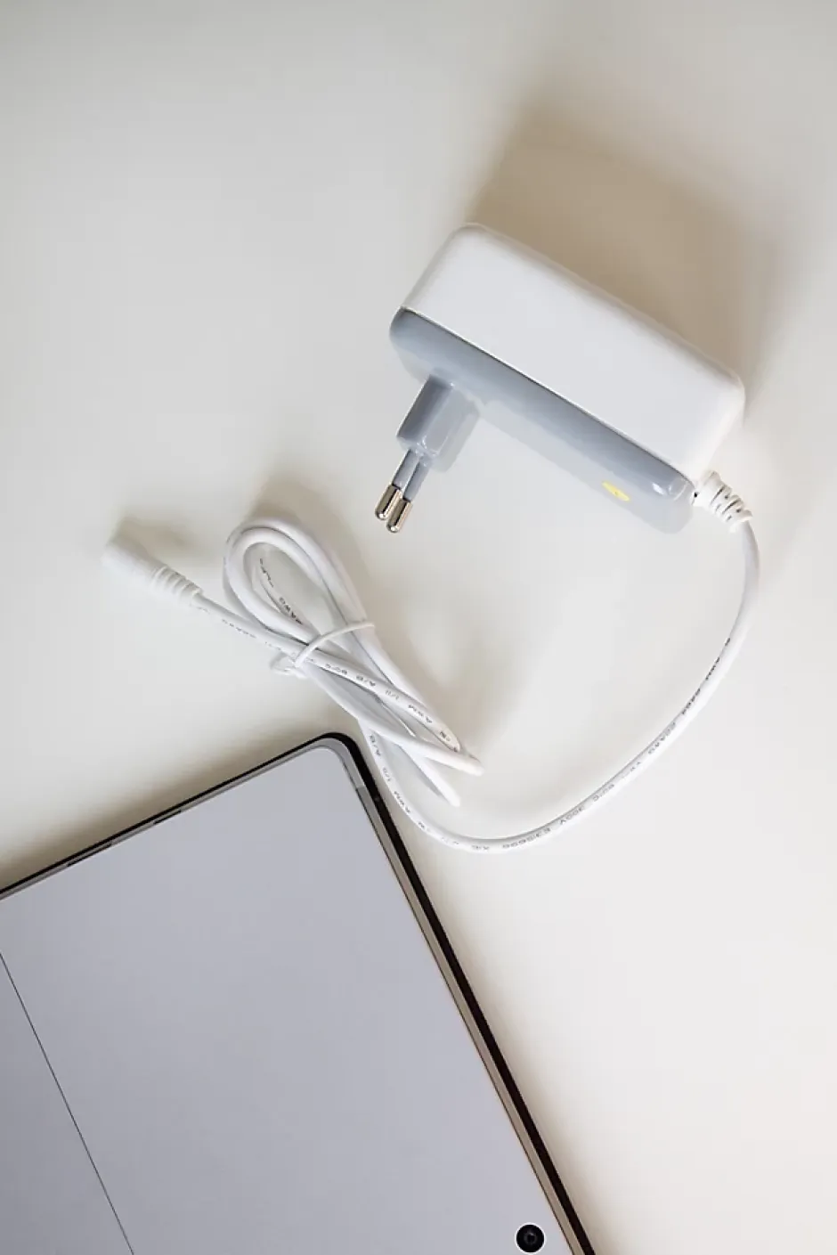 Chargeur universel Watt&Co 2000mA 16 connecteurs + USB-Watt & Co Online