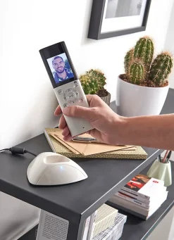 Ensemble interphone vidéo sans fil avec bouton pour l'extérieur Wilks-Blyss