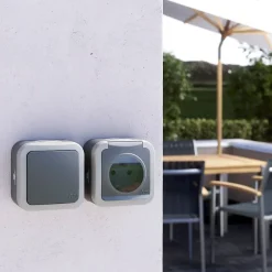 Ensemble 2 prises avec terre monobloc et 1 interrupteur va-et-vient étanche Malinn^Jacobsen Clearance