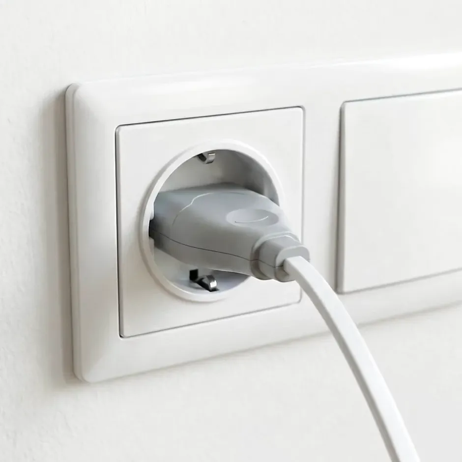 Fiche électrique mâle 6A métal^Diall