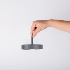 Lampe de table LED rechargeable magnétique 'ELLA' pour l'extérieur et l'intérieur, en métal et plastique gris, hauteur 35 cm-Näve Discount