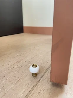 Lot de 2 butoirs en laiton verni avec vis. Diamètre 30mm, hauteur 32mm. Corps ondulé vintage et bague blanche. MADE IN FRANCE^Civic Industrie Sale