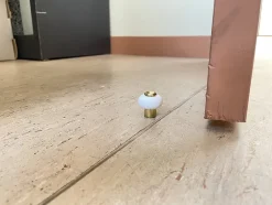 Lot de 2 butoirs sol en zamak laitonné avec vis. Diamètre 30mm, hauteur 30mm. Bague amortisseur en élastomère blanc (caoutchouc).-Civic Industrie Discount