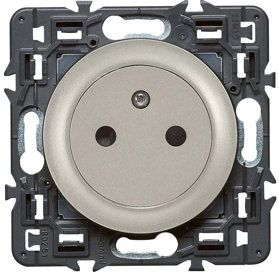 Mécanisme de prise de courant avec terre affleurante Céliane 16A titane^Legrand Sale