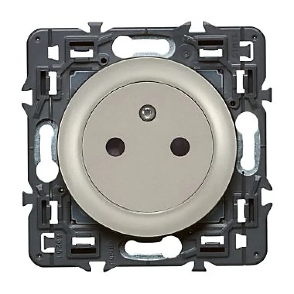 Mécanisme de prise de courant avec terre affleurante Céliane 16A titane^Legrand Sale