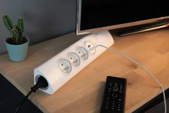 Multiprise d'angle parafoudre 3 prises + 2 USB-Otio Clearance