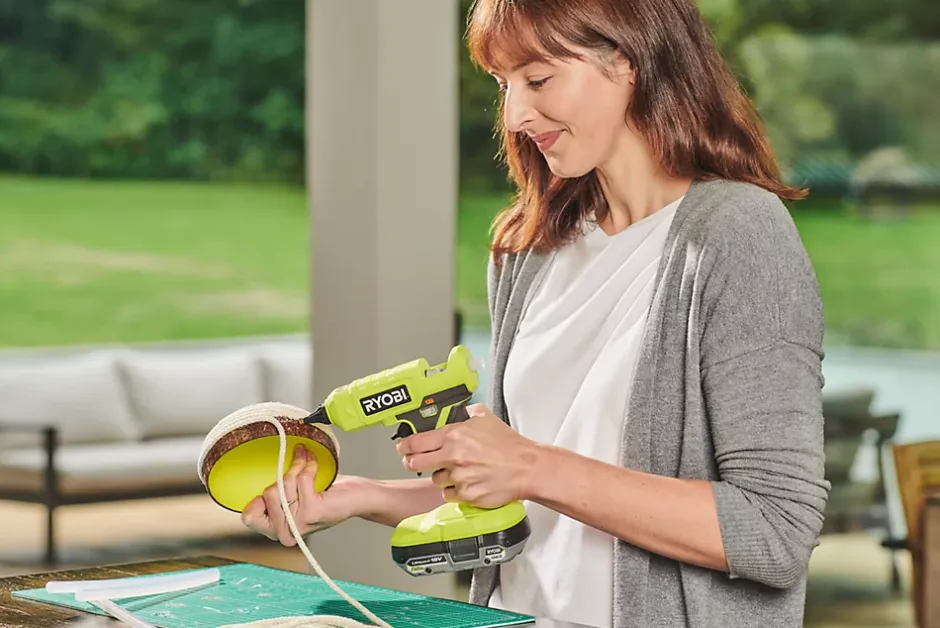 Pistolet à colle RGLU18 ( sans batterie)^Ryobi Hot