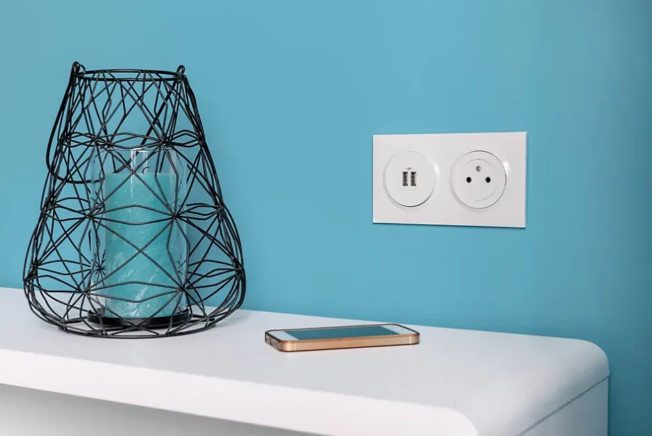 Prise avec terre affleurante Dooxie blanc carrée-Legrand Discount