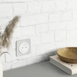 Prise avec terre affleurante en saillie Espen blanc composable-Jacobsen Best