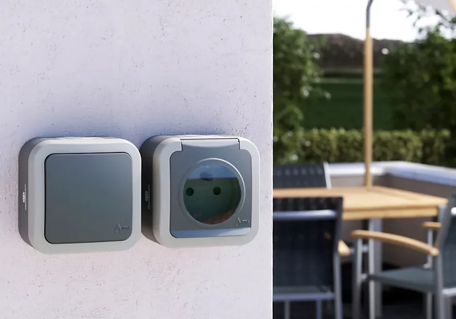 Prise avec terre étanche en saillie gris complet-Jacobsen