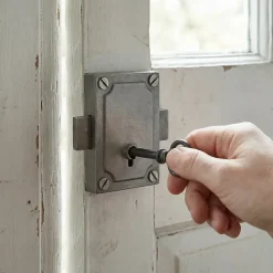 Serrure en applique axe 25 l. 50 mm x H. 70 mm x ep. 10 mm droite/gauche acier poli^Diall Discount