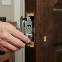 Serrure en applique axe 15 l. 30 mm x H. 70 mm x ep. 10 mm droite/gauche acier poli-Diall New